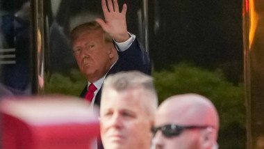 Donald Trump face cu mâna când ajunge la Trump Tower, în New York, înaintea procesului în care este inculpat, pe 3 aprilie 2023.