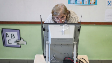 O femeie votează în cadrul alegerilor parlamentare din Bulgaria pe 2 aprilie 2023.