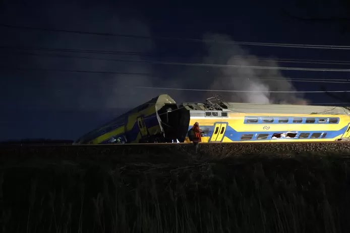 Un tren de pasageri a deraiat în Olanda. Zeci de oameni au fost răniți, unii dintre ei grav