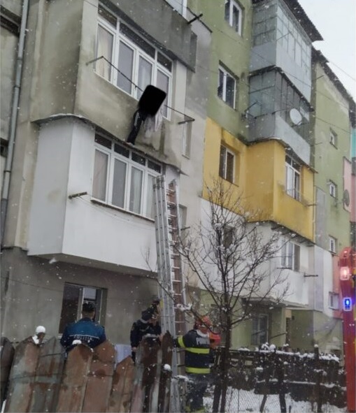O femeie care încerca să scape de soțul cu care se certa a căzut de la etajul trei. A fost salvată de sârmele de rufe ale vecinilor