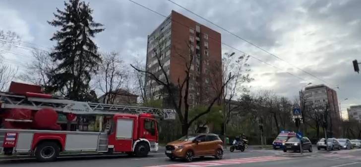 Un bărbat din Timișoara s-a urcat pe bloc ca să vorbească la telefon, dar un trecător a crezut că vrea să se sinucidă