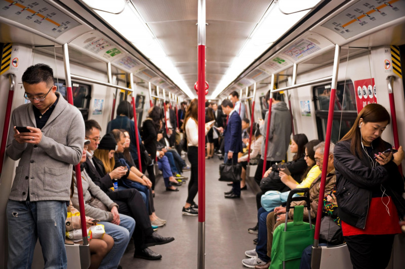 pasageri în metroul din Hong Kong