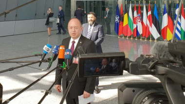 Bogdan Aurescu, ministrul român de Externe, face declarații de presă înainte de participarea la reuniunea miniștrilor NATO de la Bruxelles pe 4 aprilie 2023.