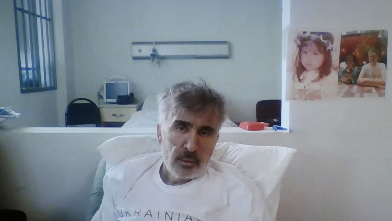 Mihail Saakașvili în închisoare cu un tricou alb