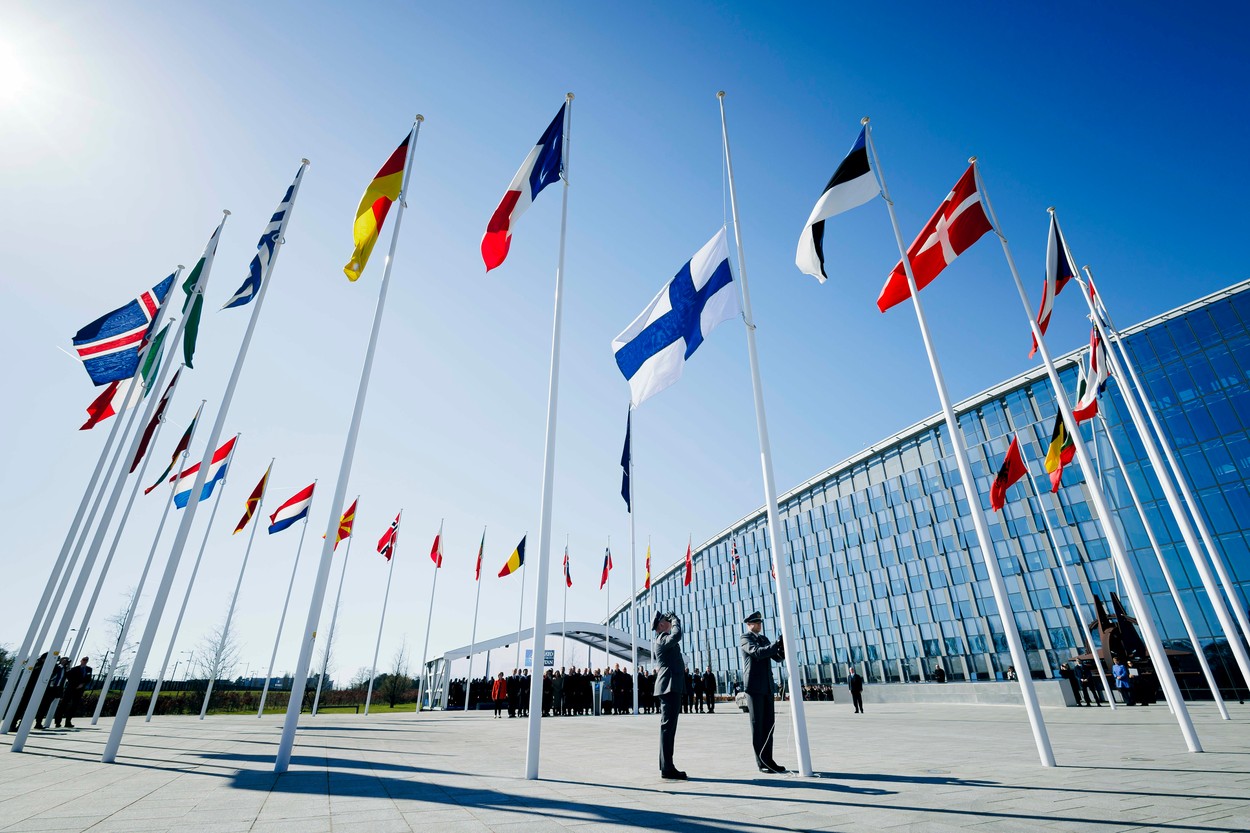 Drapelul Finlandei a fost arborat în premieră la sediul NATO: "Era nealinierii militare din istoria noastră se încheie"