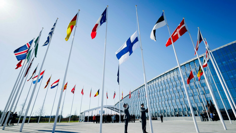 Steagul Finlandei este arborat în fața sediului NATO din Bruxelles în ziua în care această țară a aderat la Alianță, pe 4 aprilie 2023.