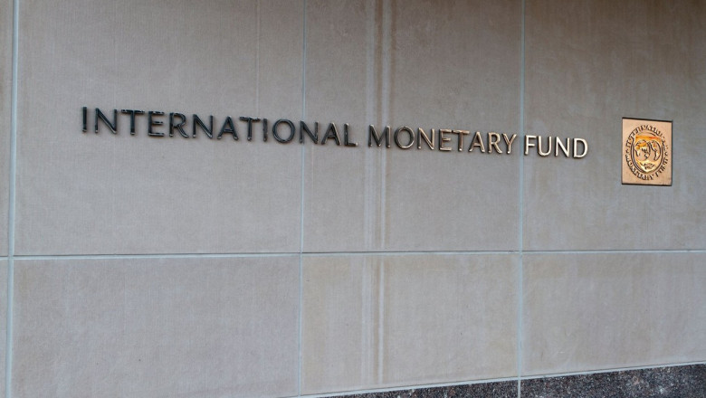 Sigla Fondului Monetar Internațional pe clădirea sediului din Washington DC.