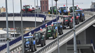 Protest al fermierilor din Polonia blocheaza un pod cu tractoarele