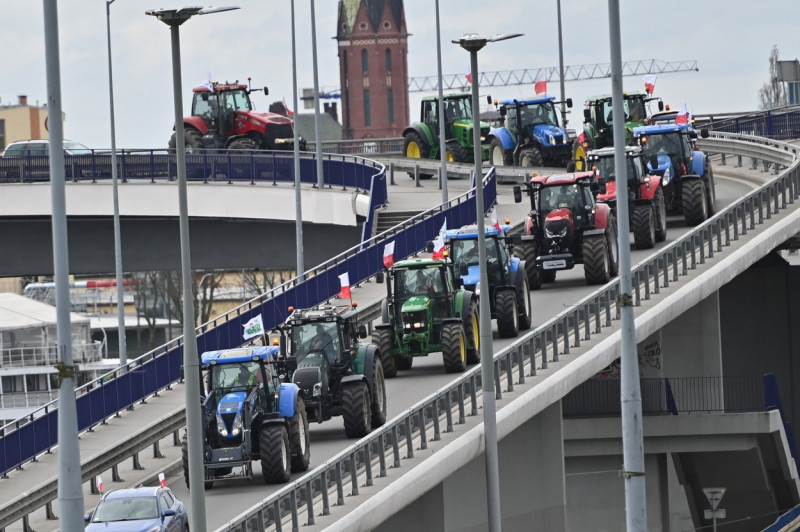 Polish farmers block a street in Szczecin