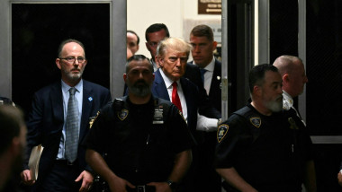 Donald Trump, fostul președinte al SUA, iese din biroul procurorului unde a fost arestat, la New York, pe 4 aprilie 2023.