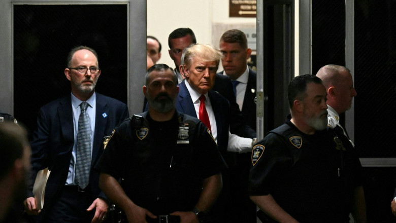 Donald Trump, fostul președinte al SUA, iese din biroul procurorului unde a fost arestat, la New York, pe 4 aprilie 2023.
