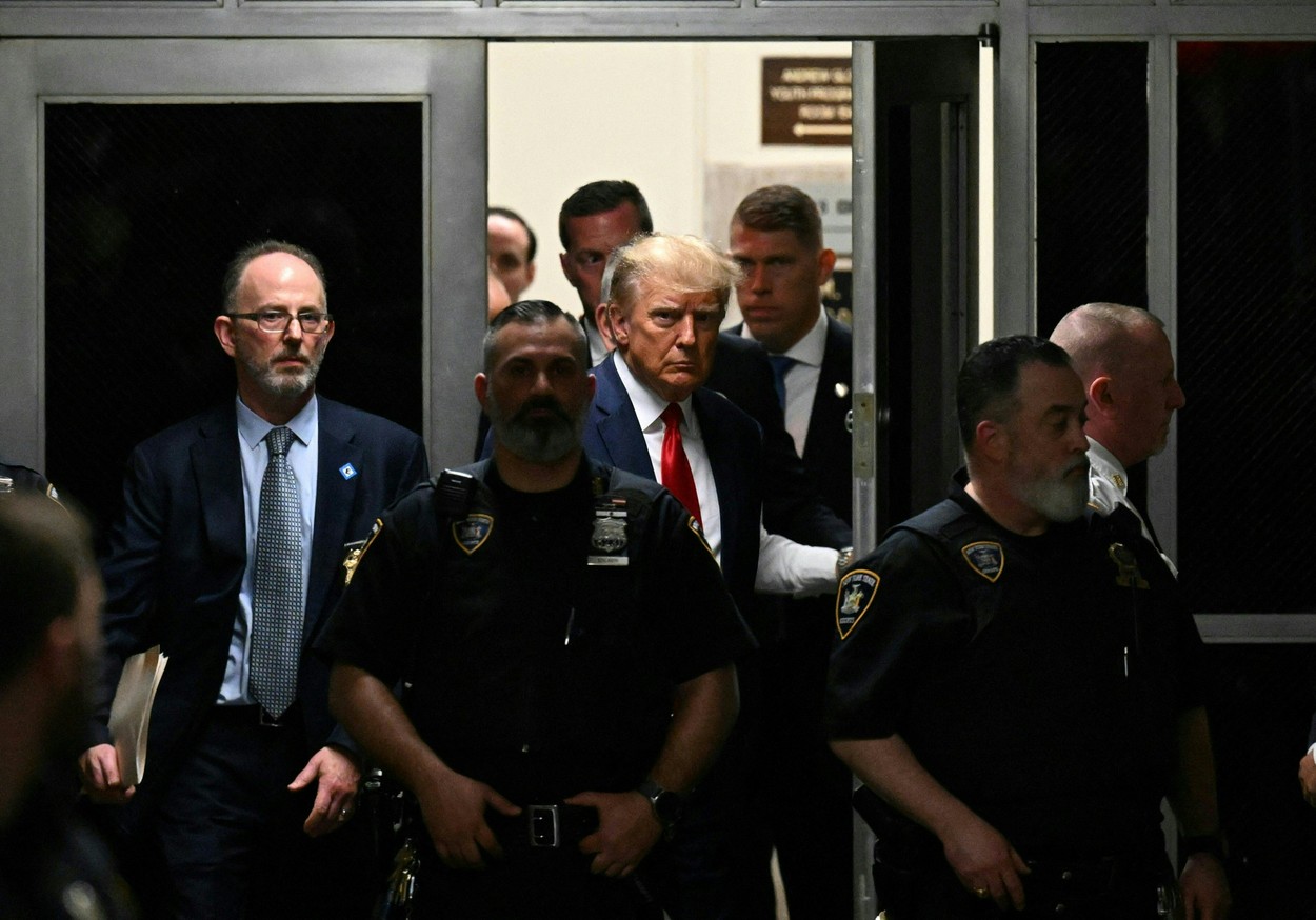 Trump a pledat nevinovat după ce a fost arestat și dus în fața judecătorului, la New York. Acesta a părăsit tribunalul după două ore