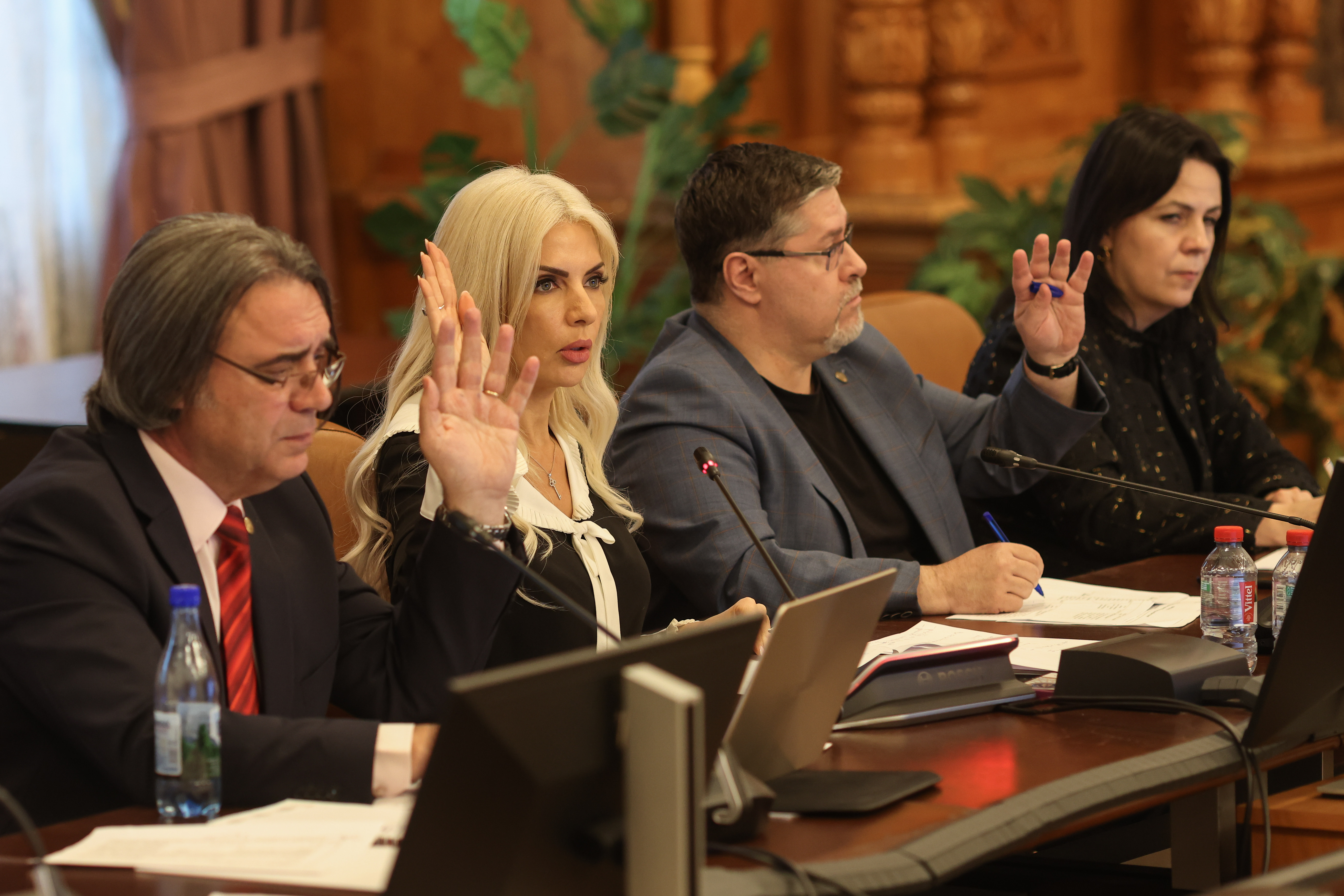 Ciucă și Ciolacu au renunțat de tot la pragul pentru abuz în serviciu și au anulat votul pentru scoaterea corupției din mandatele SRI