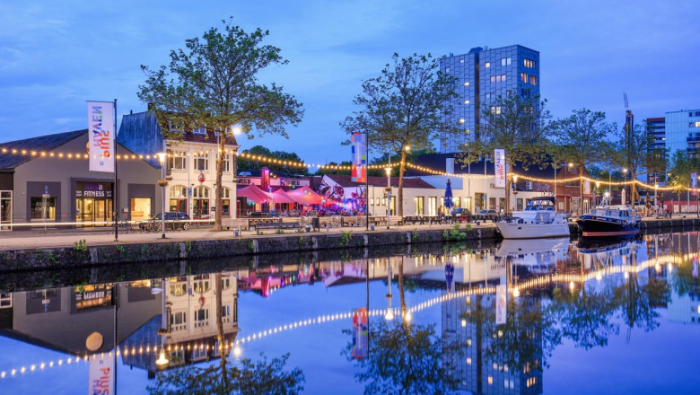 Orașul Tilburg din Țările de Jos., vedere cu restaurante pe malul unui rau