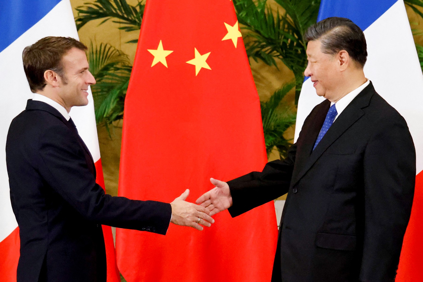 Macron și Biden vor ca Xi Jinping să ajute la găsirea unei soluții pentru războiul din Ucraina. Președintele francez a ajuns în China