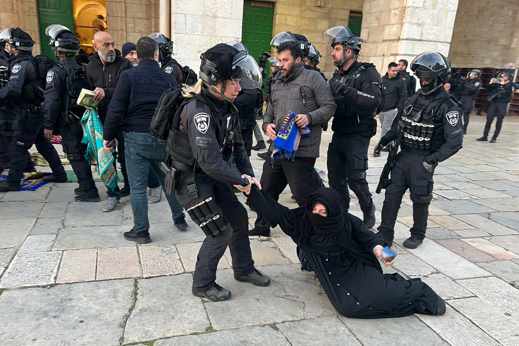 Poliția israeliană a atacat musulmani din Moscheea al-Aqsa, în Ierusalimul de Est. Hamas acuză o „crimă fără precedent”