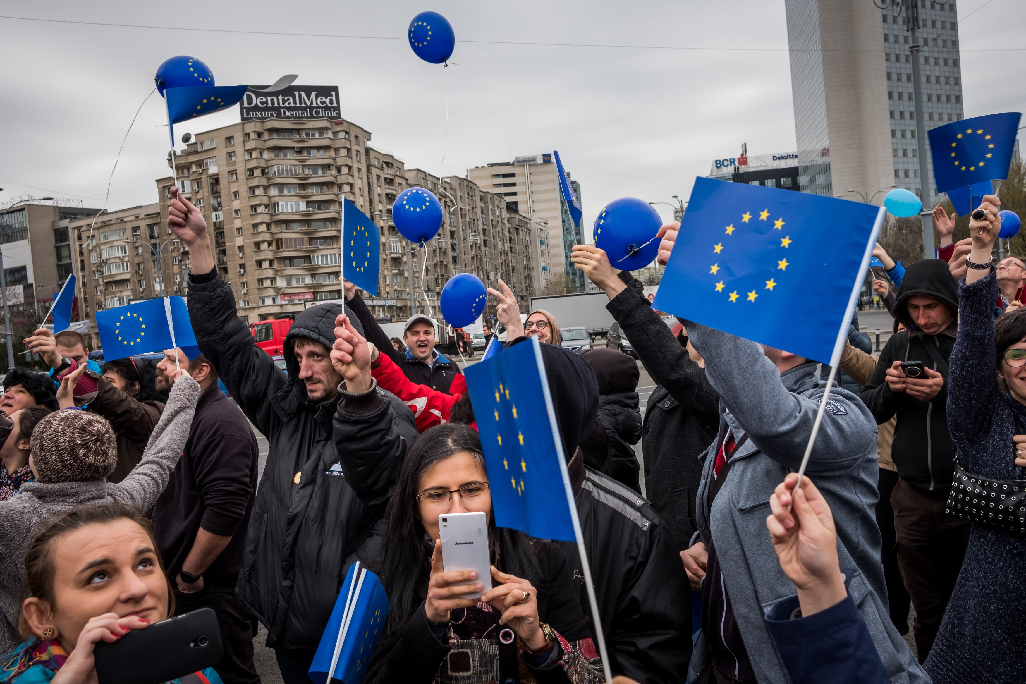 Trei sferturi dintre români se opun ideii ieșirii României din Uniunea Europeană și 80% ieșirii din NATO (sondaj INSCOP)