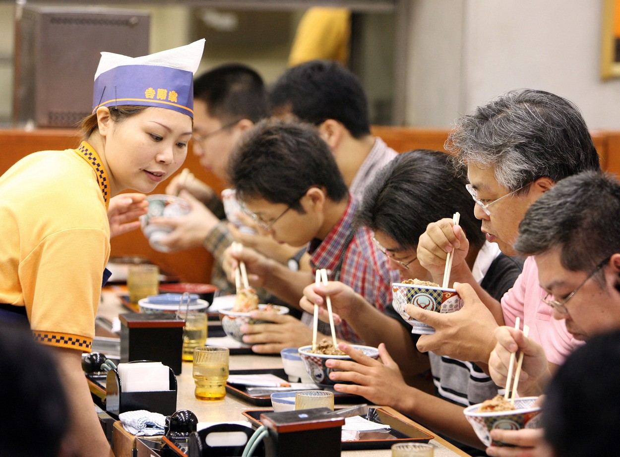 Doi bărbați au fost arestați în Japonia pentru că și-au folosit tacâmurile lor într-un restaurant