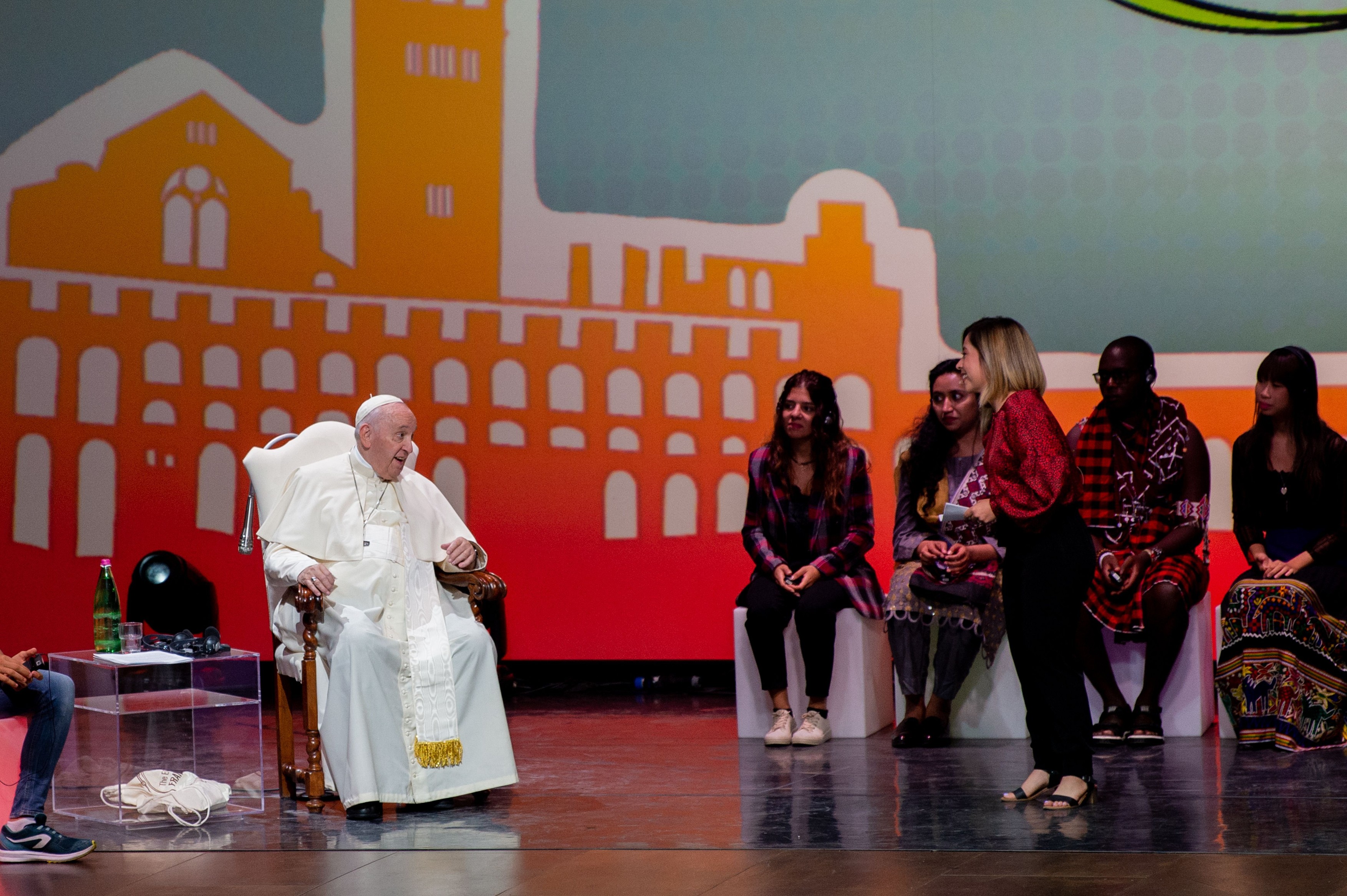 Papa Francisc vorbește despre avort și prongrafie cu tinerii din Generația Z. „Biserica nu poate să-şi închidă uşile în faţa nimănui”