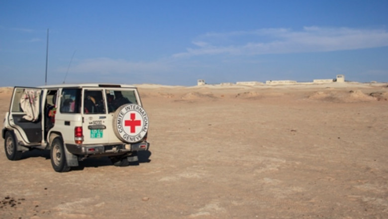 O mașină a Crucii Roșii în apropiere de închisoarea Koro Toro din Ciad