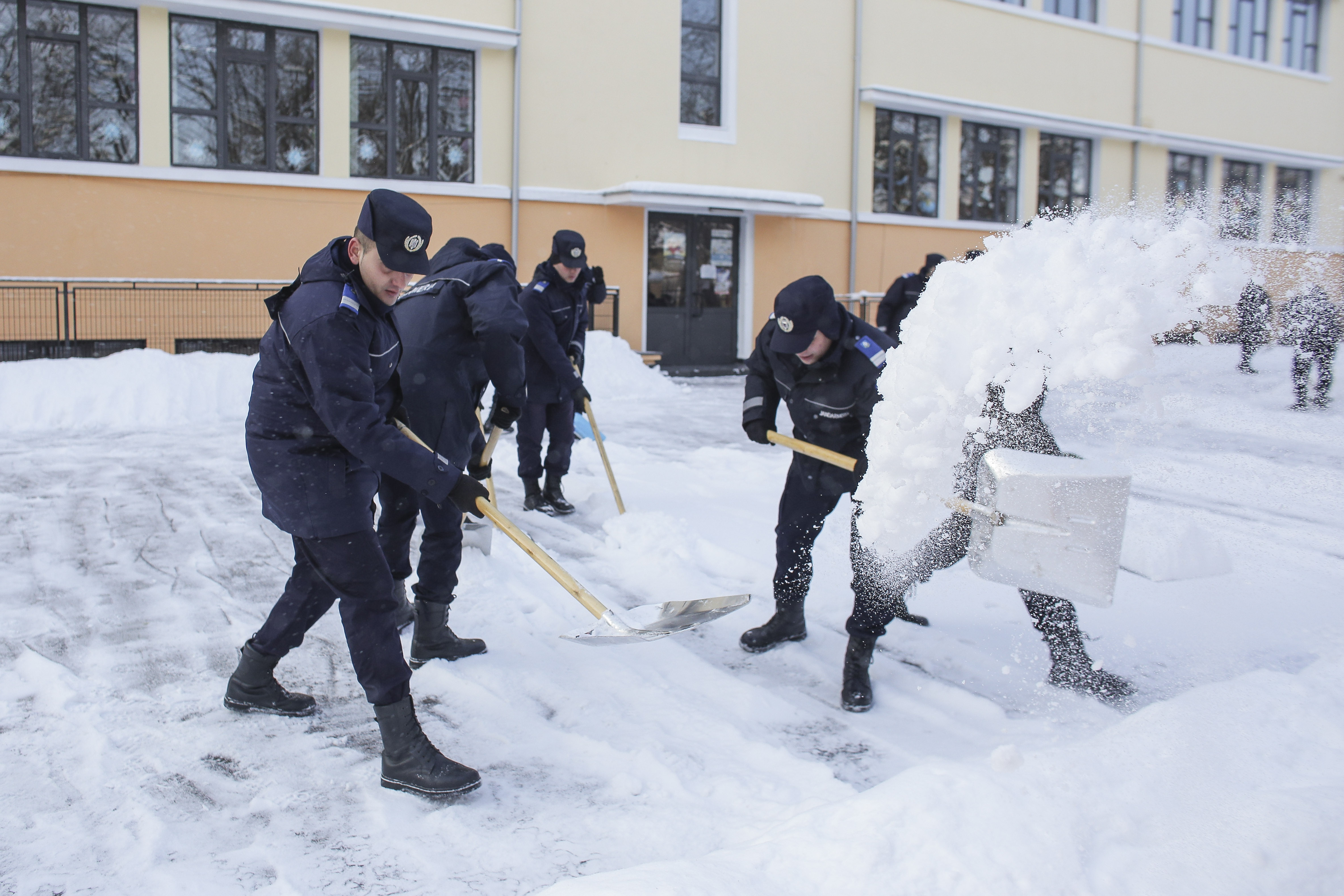 Cursurile se suspendă joi în toate școlile din județul Botoșani, din cauza ninsorii