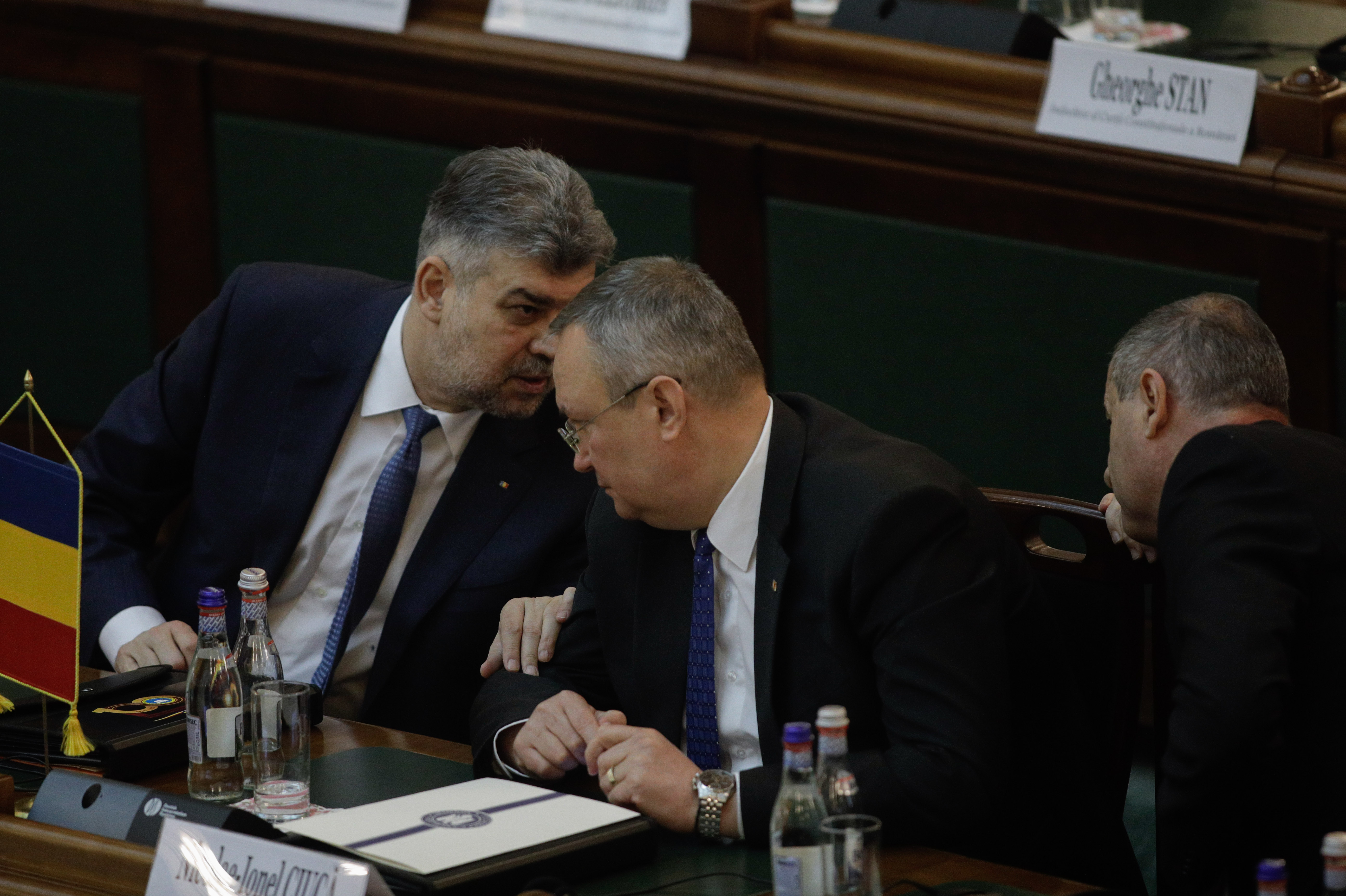 Surse: Guvernul caută bani pentru a acoperi o gaură de 20 de miliarde. Ciolacu cere să fie dați afară pensionarii reangajați la stat
