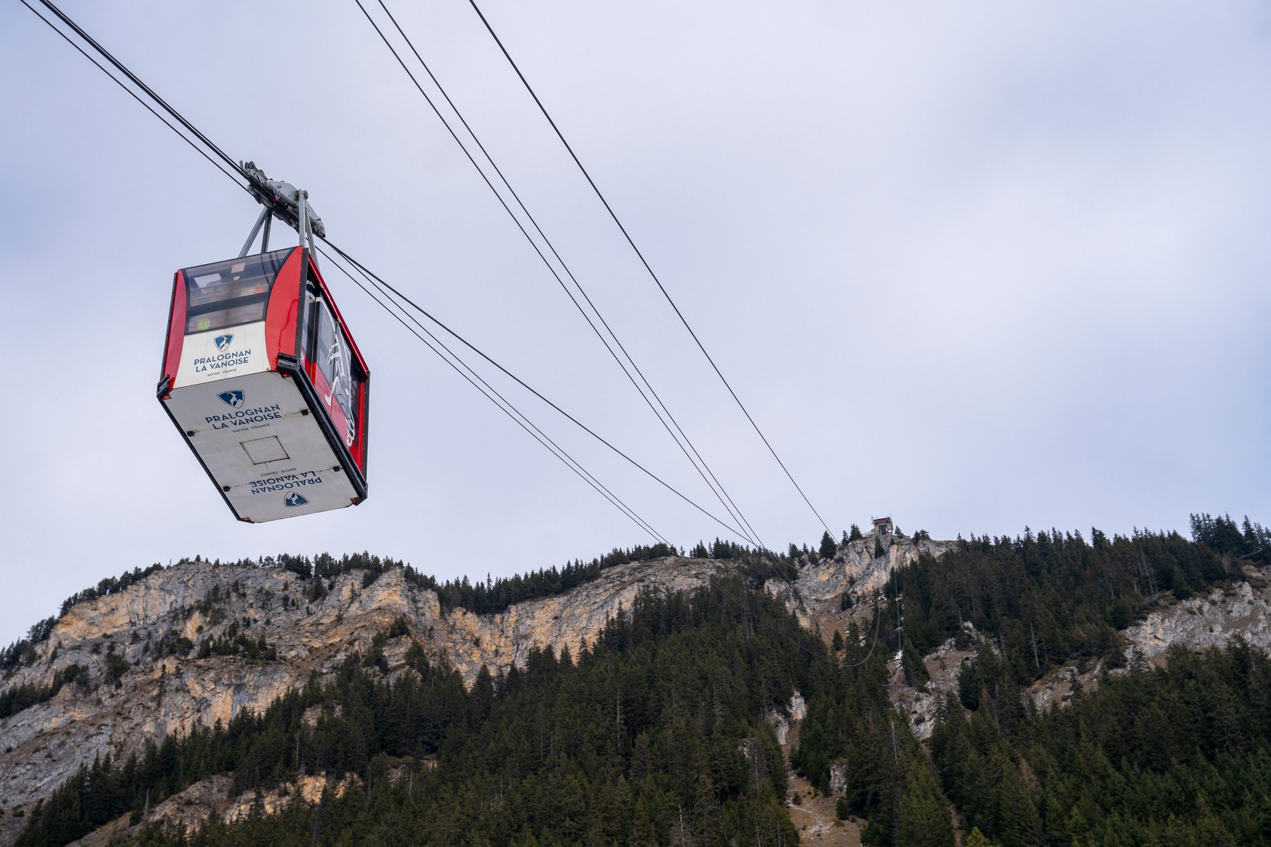 Un schior a murit după ce a căzut dintr-o telegondolă în Munții Alpi în timp ce se filma distrându-se cu un prieten