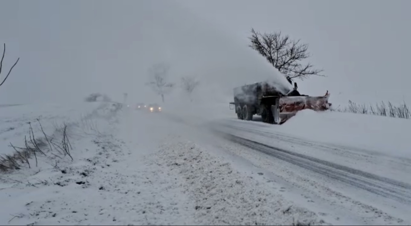 Pacienți preluați de pompieri din localități înzăpezite, autoturisme blocate în nămeți pe mai multe drumuri din Neamț