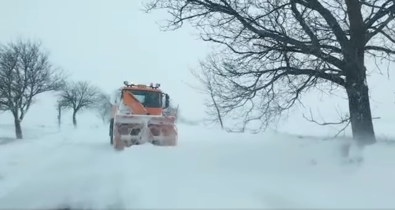 Cod roșu de viscol și ninsori în județele Botoșani și Iași. Circulația rutieră s-a închis pe toate drumurile