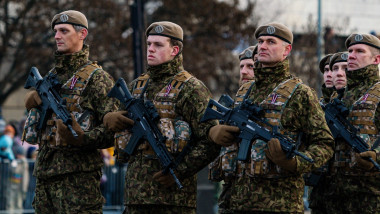 Militari participă la o paradă organizată la Riga cu ocazia zilei independenței Letoniei, pe 18.11.2022.