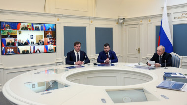 Președintele Rusiei, Vladimir Putin, ia parte la o ședință a Consiliului de Securitate alături de Evgheni Balițchi și Denis Pușilin la Moscova, pe 5 aprilie 2023.