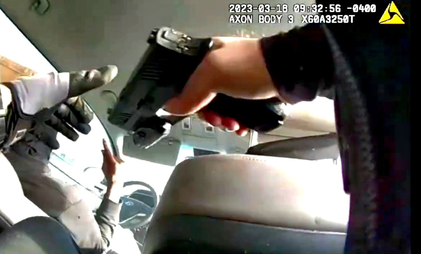 Un tânăr de 17 ani a fost împușcat în spate de un polițist de pe bancheta unei mașini furate, în Statele Unite