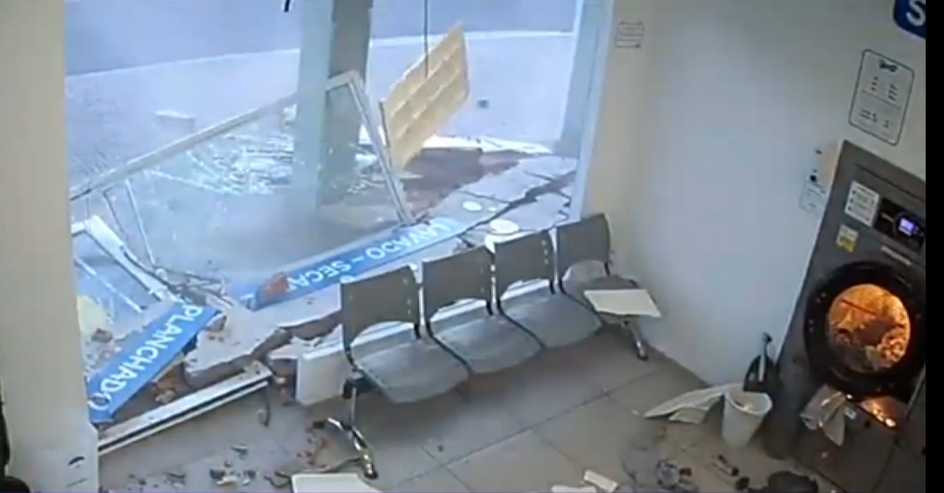 VIDEO Momentul în care un uscător dintr-o spălătorie explodează din cauza unei brichete uitate în buzunarul unei perechi de blugi