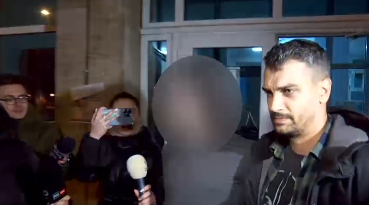 Băiatul care a înjunghiat profesoara de japoneză a fost reținut. Procurorii cer arestarea lui