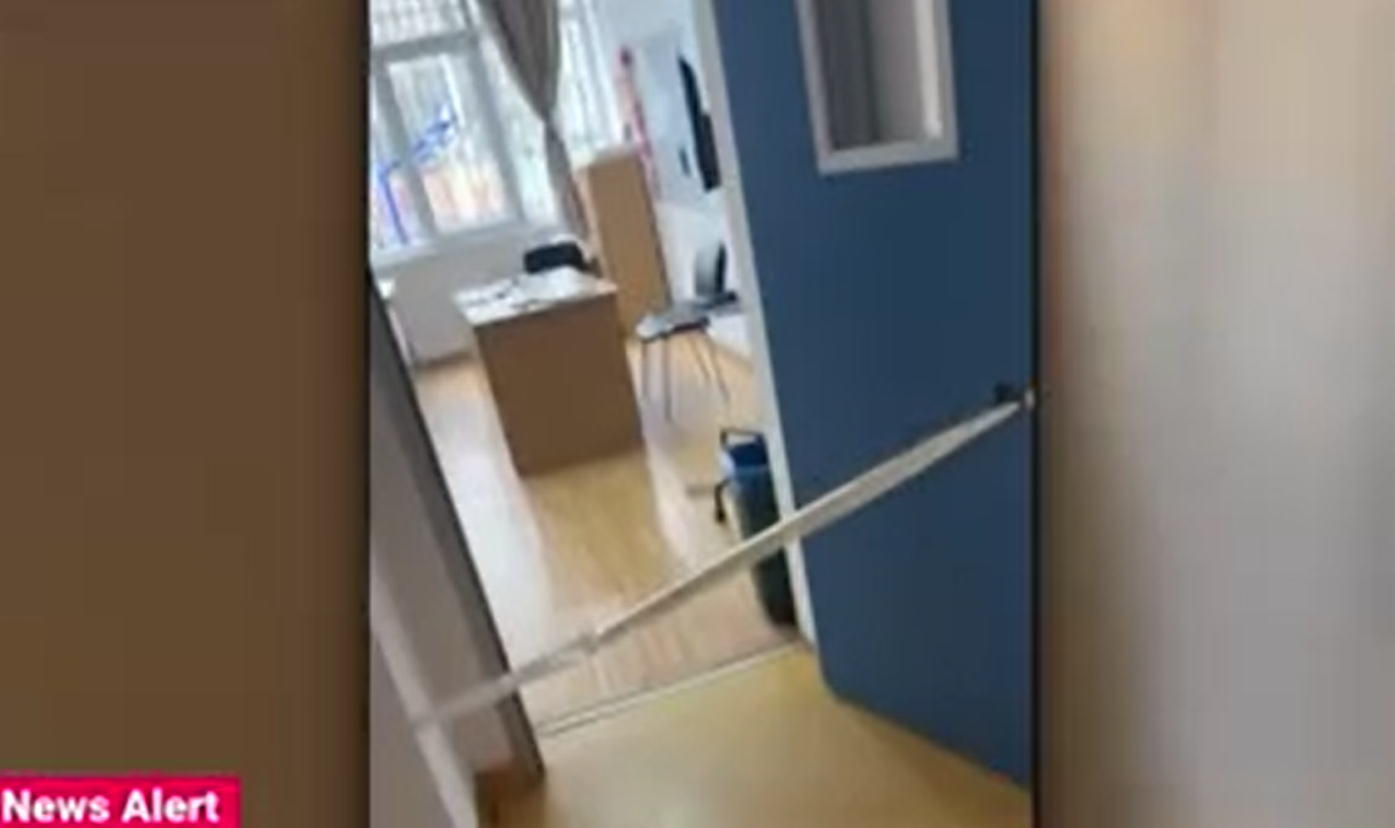 Cazul profesoarei înjunghiate la liceu. Elevul şi-a anunţat atacul pe un grup de WhatsApp al elevilor: „Ar merita să o omor?”