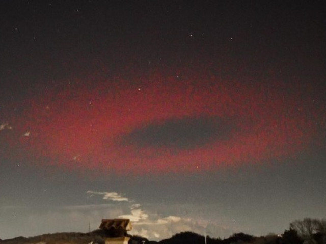 Un enorme anello di luce rossa apparve una notte sopra l’Italia come un gigantesco UFO.  Come spiegare questo strano fenomeno