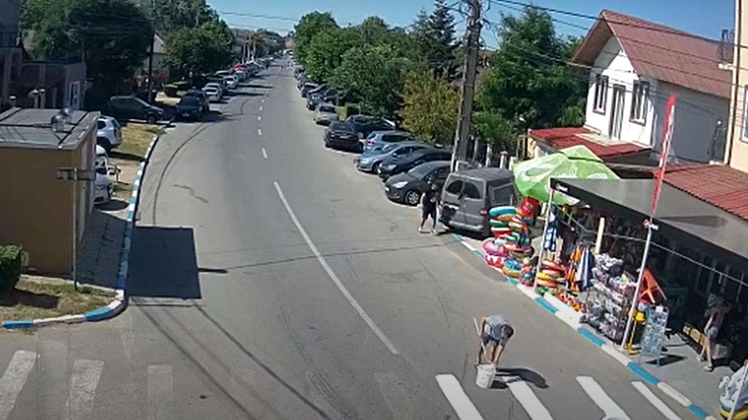 Un bărbat din Costinești a trasat o trecere de pietoni în fața magazinului său și o reface când se șterge