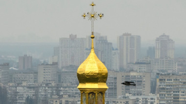 Turla unei biserici din Kiev cu clădirile orașului pe fundal văzută pe 3 aprilie 2023.