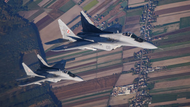 Două avioane MIG-29 ale Forțelor Aeriene ale Poloniei efectuează un zbor de antrenament în Polonia pe 12 octombrie 2022.