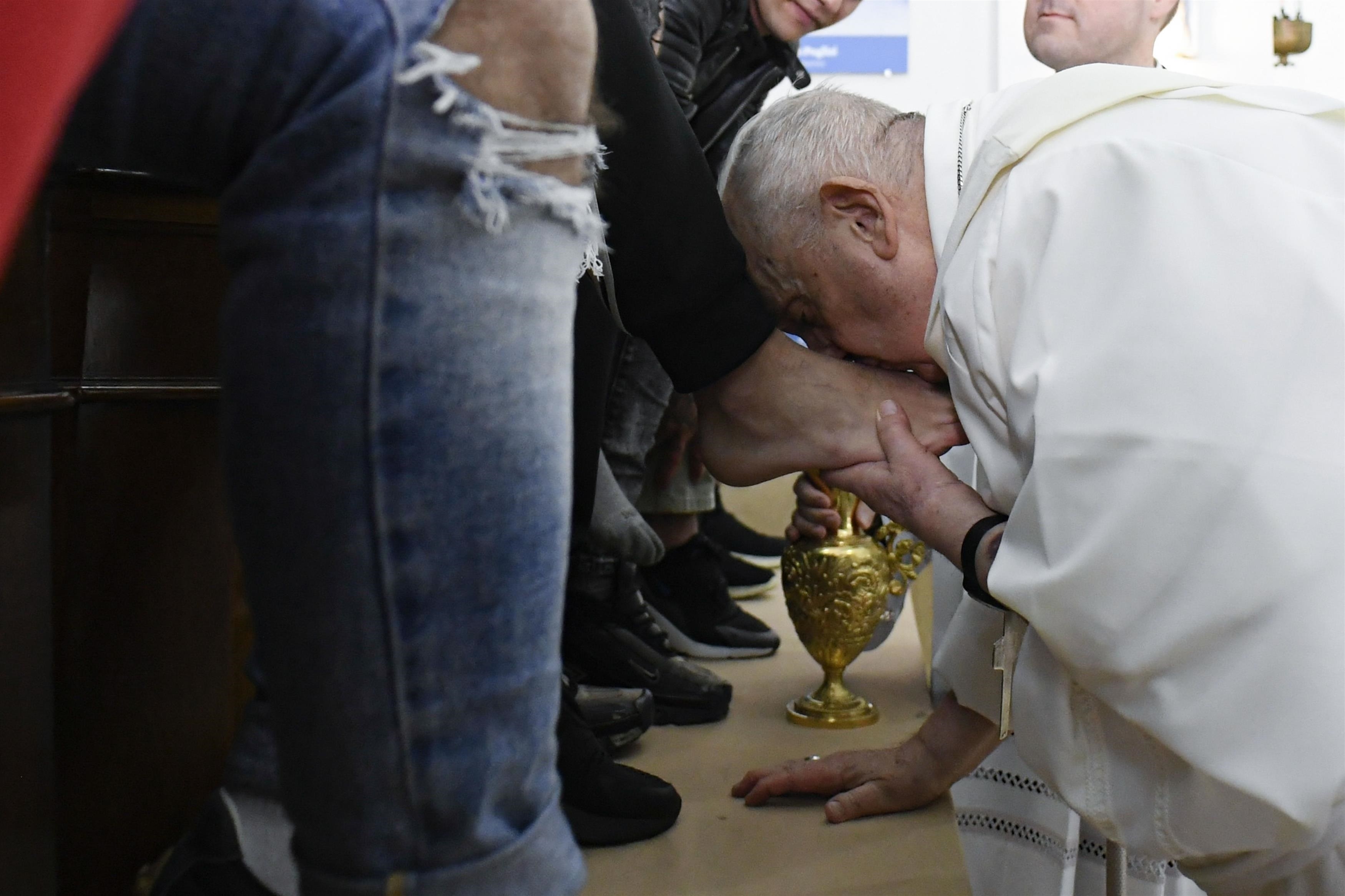 Papa Francisc a spălat picioarele unor deținuți, între care și un român