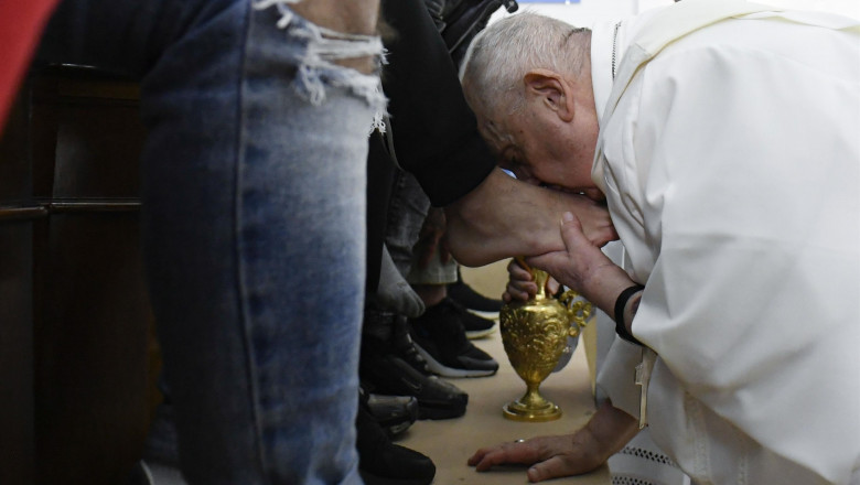 Papa Francisc a reluat ritualul din Joia Mare și a spălat picioarele unor deţinuţi dintr-o închisoare pentru minori din Roma. Foto: Profimedia Images