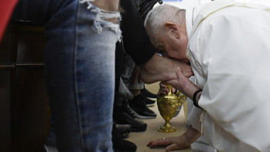 Papa Francisc a reluat ritualul din Joia Mare și a spălat picioarele unor deţinuţi dintr-o închisoare pentru minori din Roma. Foto: Profimedia Images