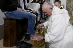 Papa Francisc a reluat ritualul din Joia Mare și a spălat picioarele unor deţinuţi