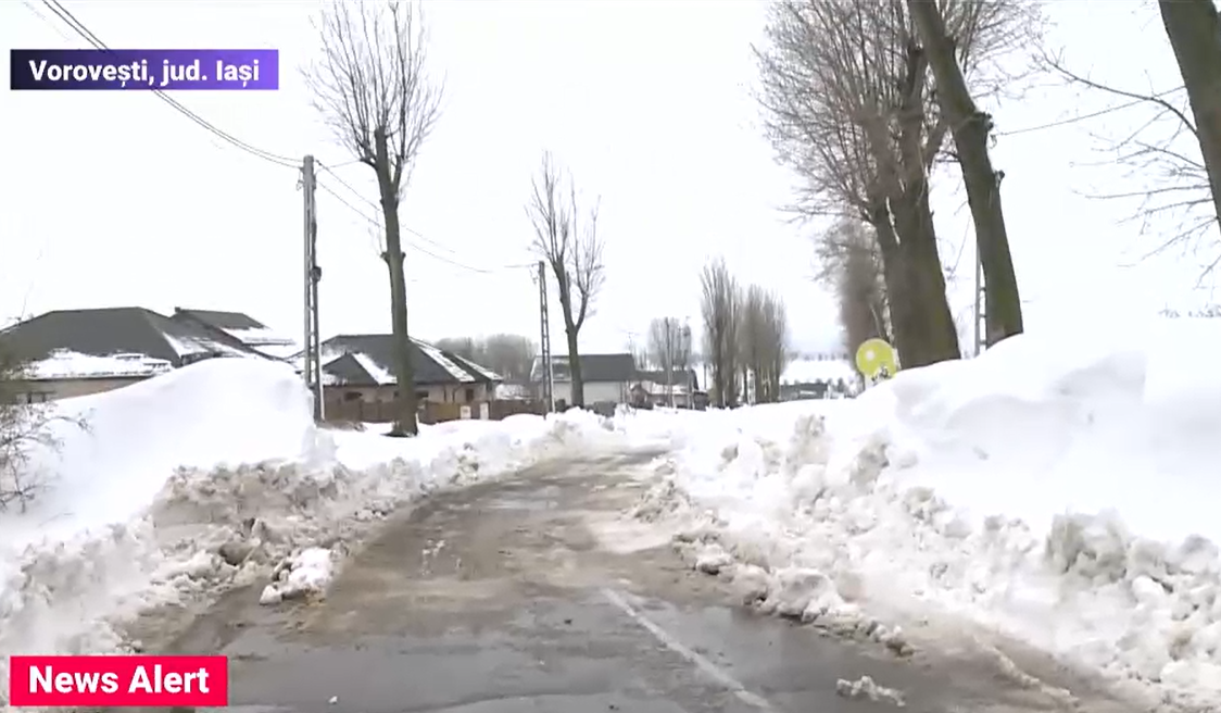 Sute de oameni rămași înzăpeziți pe drumurile din Iași și Botoșani au fost scoși din nămeți