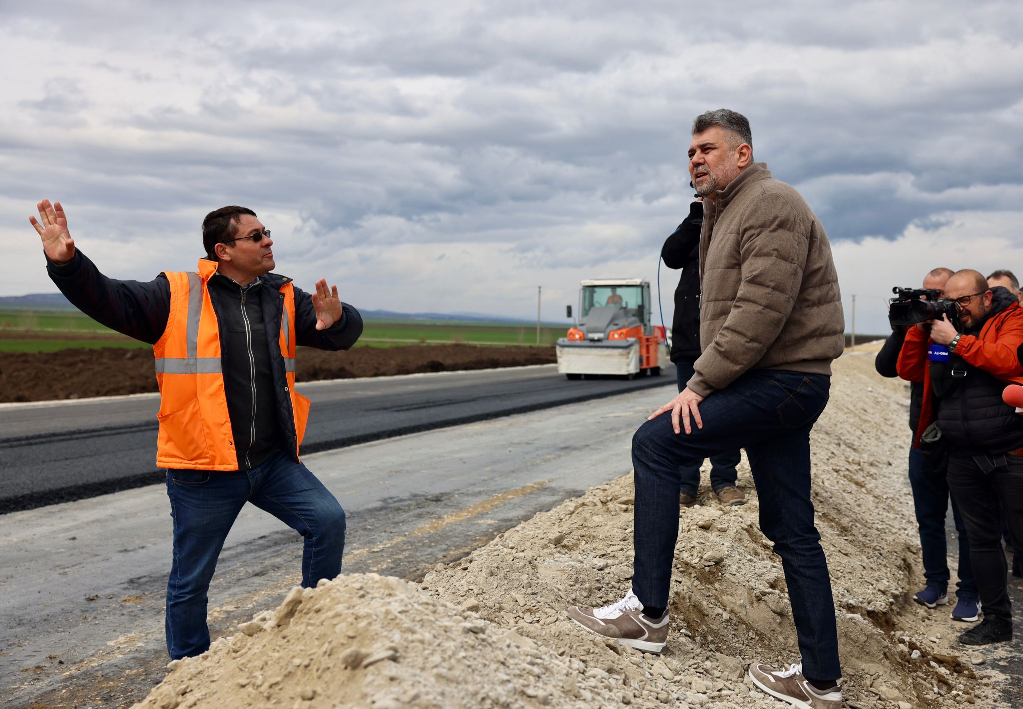 Primul strat de asfalt a fost turnat pe Autostrada Moldovei. Ciolacu: "Acesta este PNRR, oameni buni"