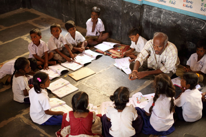 copii în India la oră cu profesorul