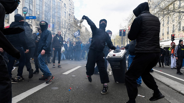un protestatar arunca un cocltail molotov in paris