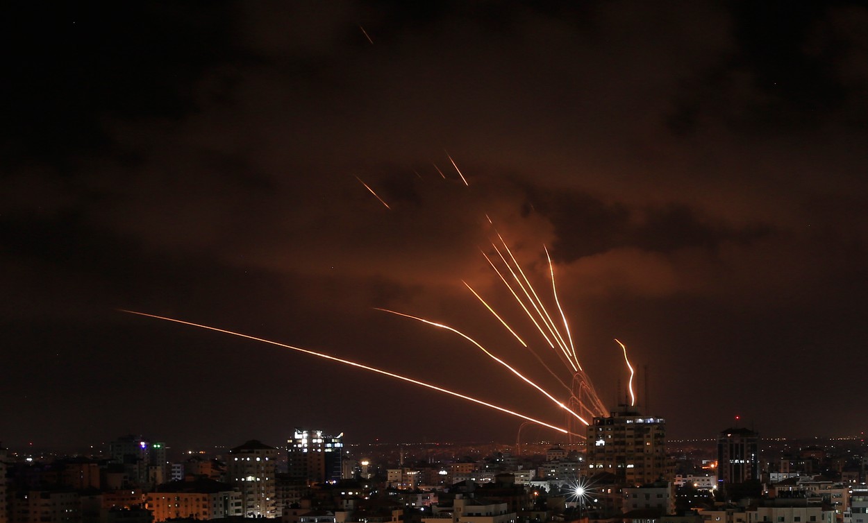 Israelul a fost atacat cu zeci de rachete. Spațiul aerian a fost închis