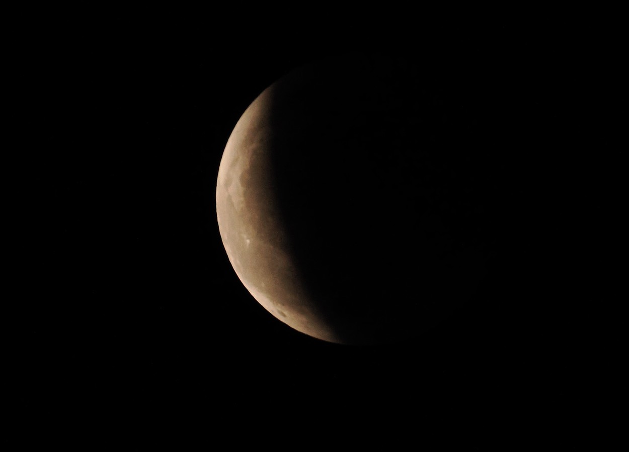 Eclipsă parțială de Lună în noaptea de sâmbătă spre duminică. Fenomenul astronomic va fi vizibil din România