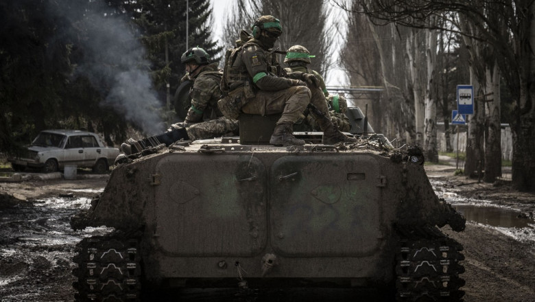 militari ucraineni pe un tanc